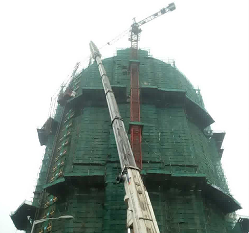 霞浦吊车在工地上作业